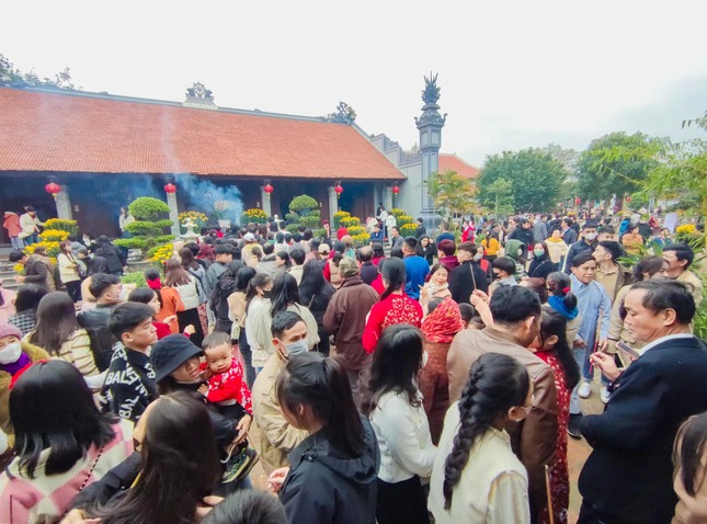 Đại đức Thích Khải Đạo, giám tự chùa Hoằng Phúc cho biết trong dịp Tết Nguyên đán Giáp Thìn 2024 đã có gần 10.000 lượt người đến vãn cảnh, dâng hương tại chùa