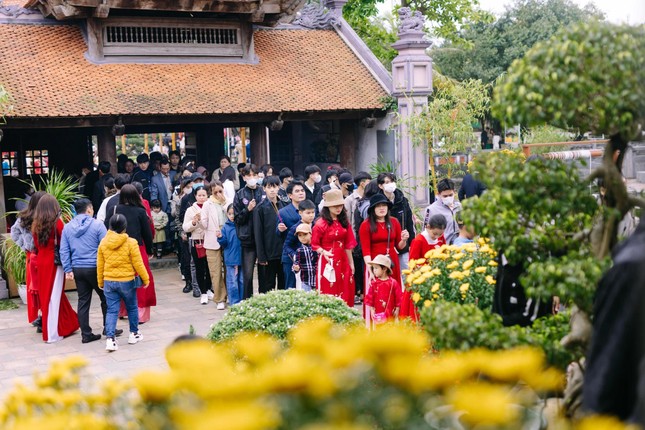 Ngày mùng 5 Tết, lượng người đổ về chùa vẫn còn rất đông