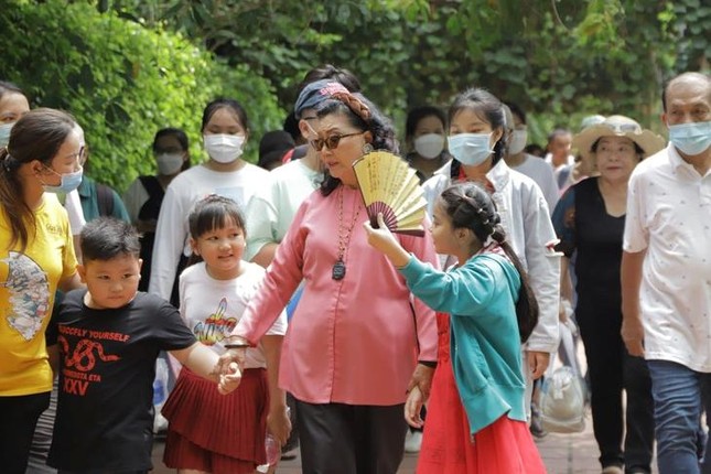 NSND Kim Cương cùng các em mồ côi cha, mẹ do đại dịch Covid-19