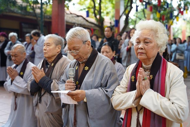 Đại diện Đạo tràng Pháp Hoa Hà Nội dâng lời khánh tuế