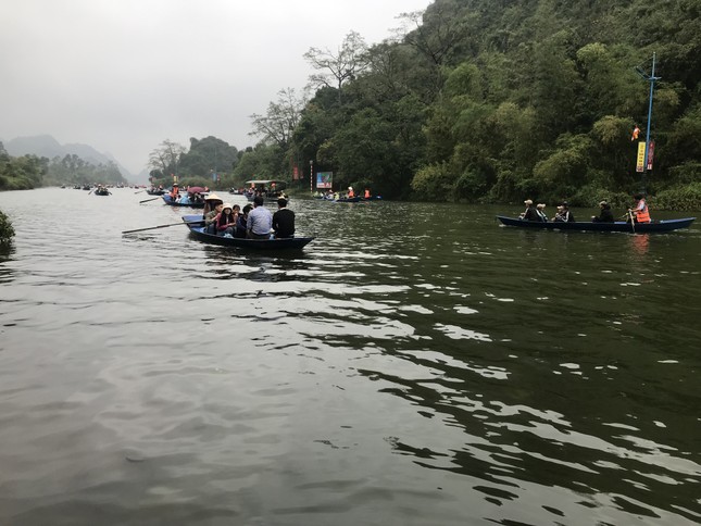 Thuyền đò chở khách du xuân chùa Hương Thuyền đò chở khách du xuân chùa Hương