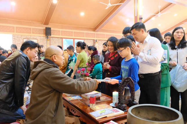 Đại đức Thích Định Tuệ, trụ trì chùa Đức Hậu tặng sách, bút viết đến các em học sinh