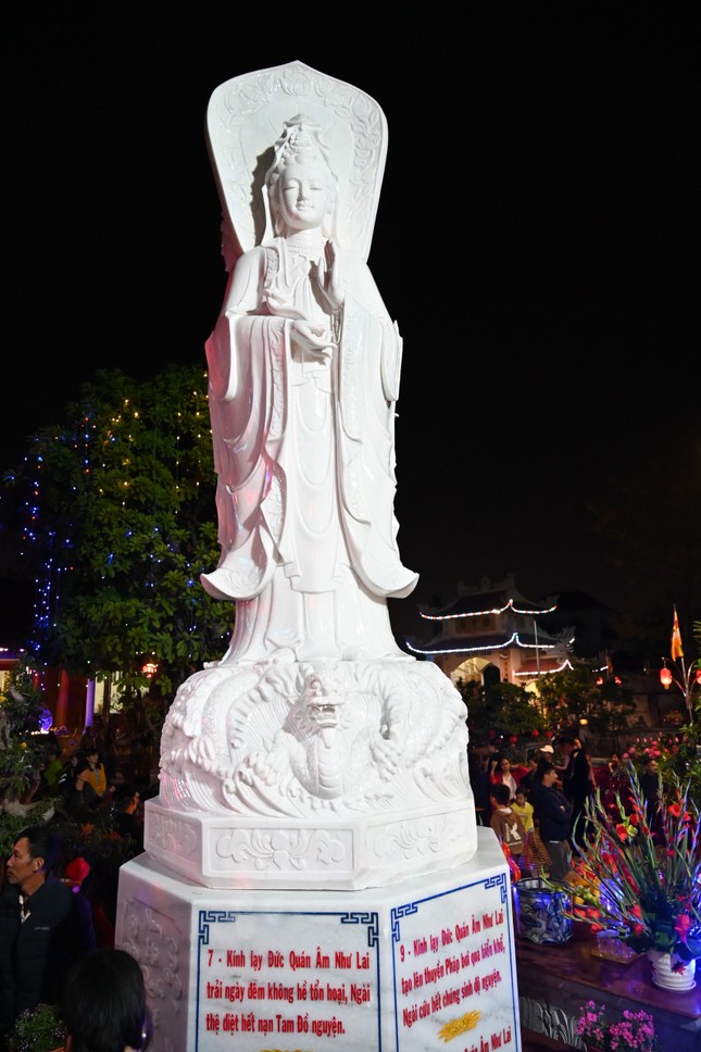 Trên bệ tượng có khắc 12 hạnh nguyện của Bồ-tát Quán Thế Âm Trên bệ tượng có khắc 12 hạnh nguyện của Bồ-tát Quán Thế Âm