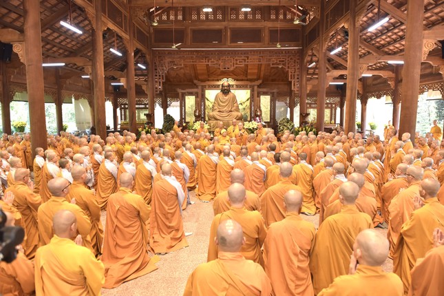 Chư Tăng Ni đảnh lễ Trưởng lão Hòa thượng Tôn sư