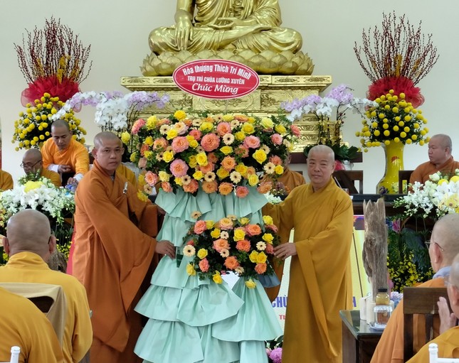 Hòa thượng Thích Trí Minh tặng hoa chúc mừng Hòa thượng Thích Trí Minh tặng hoa chúc mừng