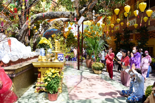 Phật tử dâng hương lễ Phật tại tịnh xá Lộc Uyển nhân ngày rằm tháng Giêng Phật tử dâng hương lễ Phật tại tịnh xá Lộc Uyển nhân ngày rằm tháng Giêng