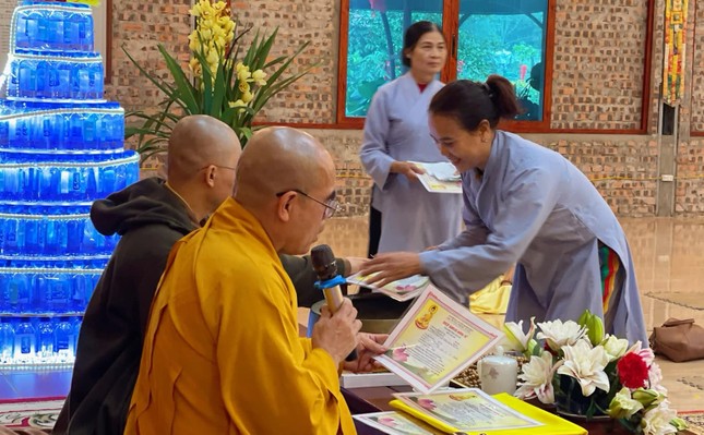 Trao chứng điệp quy y đến Phật tử Trao chứng điệp quy y đến Phật tử