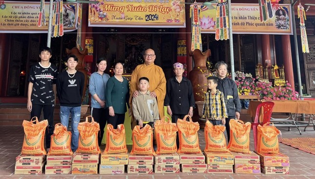 Đại đức Thích Nguyên Quang, trụ xứ chùa Đông Yên trao quà đầu năm đến các hoàn cảnh khó khăn Đại đức Thích Nguyên Quang, trụ xứ chùa Đông Yên trao quà đầu năm đến các hoàn cảnh khó khăn