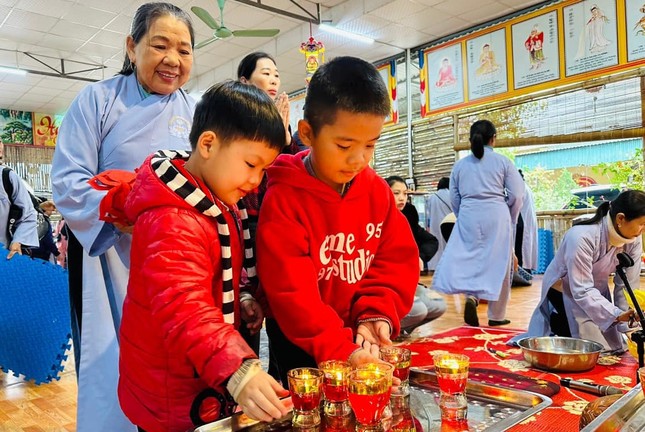 Các em nhỏ về chùa lễ Phật, dâng đèn tại chùa Tạnh (H.Yên Thành) Các em nhỏ về chùa lễ Phật, dâng đèn tại chùa Tạnh (H.Yên Thành)