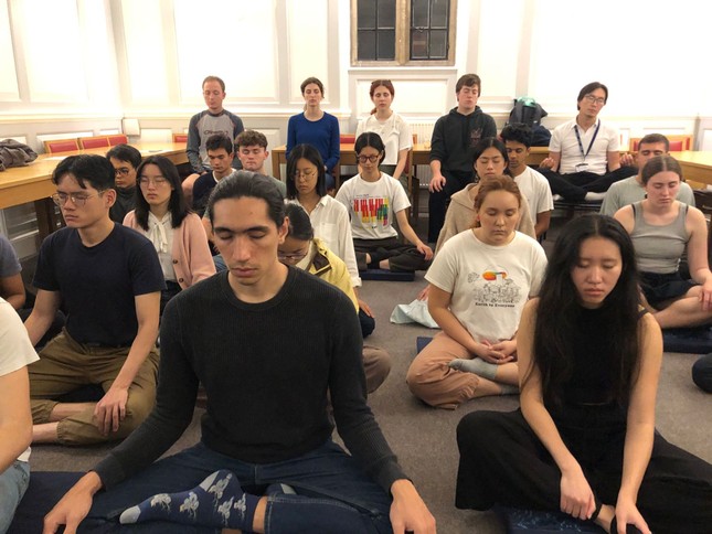 Các bạn sinh viên tham gia lớp thiền đến từ nhiều lĩnh vực, chuyên ngành khác nhau. Ban đầu chỉ hơn 10 bạn, đến nay có lúc hơn 30 bạn, ngồi kín cả phòng Massey Room, Balliol College, Oxford Các bạn sinh viên tham gia lớp thiền đến từ nhiều lĩnh vực, chuyên ngành khác nhau. Ban đầu chỉ hơn 10 bạn, đến nay có lúc hơn 30 bạn, ngồi kín cả phòng Massey Room, Balliol College, Oxford