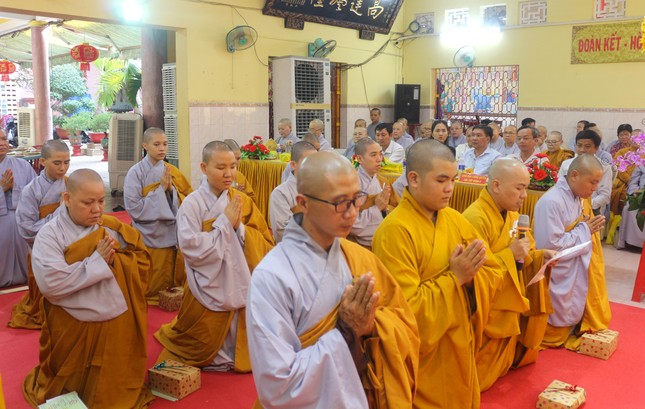 Đại diện Tăng Ni sinh tốt nghiệp dâng lời tác bạch tri ân