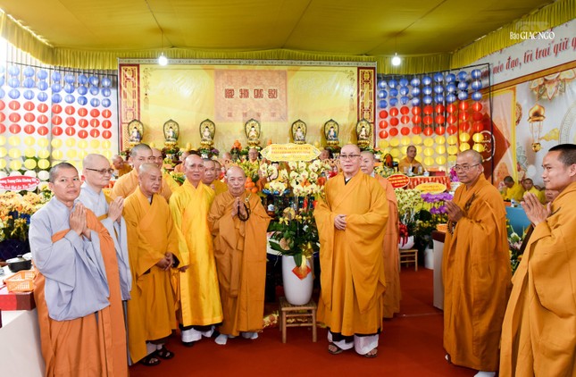 Ban Trị sự GHPGVN Q.Tân Bình chúc mừng khánh thọ Hòa thượng Thích Minh Trí