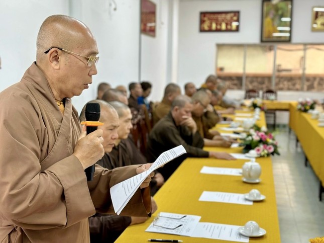 Thượng tọa Thích Minh Thành báo cáo công tác đào tạo Thượng tọa Thích Minh Thành báo cáo công tác đào tạo