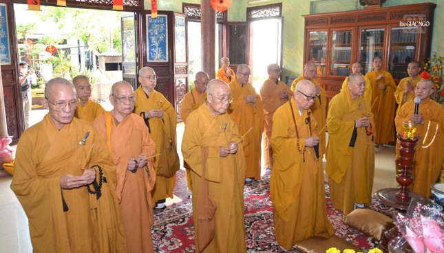 Chư tôn giáo phẩm dâng hương tưởng niệm