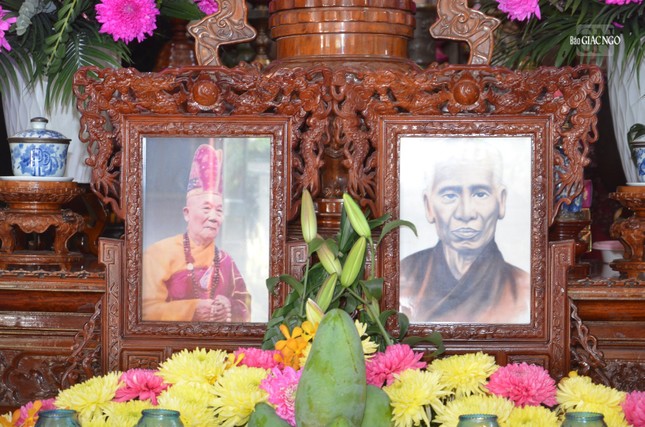 Di ảnh Quốc sư Phước Huệ (phải) và Trưởng lão Hòa thượng Thích Bảo An