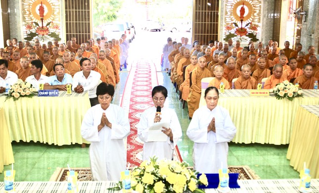 Đại diện Phật tử phát nguyện hộ trì khoá tu Đại diện Phật tử phát nguyện hộ trì khoá tu