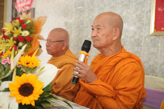 Trưởng lão Hòa thượng Giác Giới ban đạo từ Trưởng lão Hòa thượng Giác Giới ban đạo từ