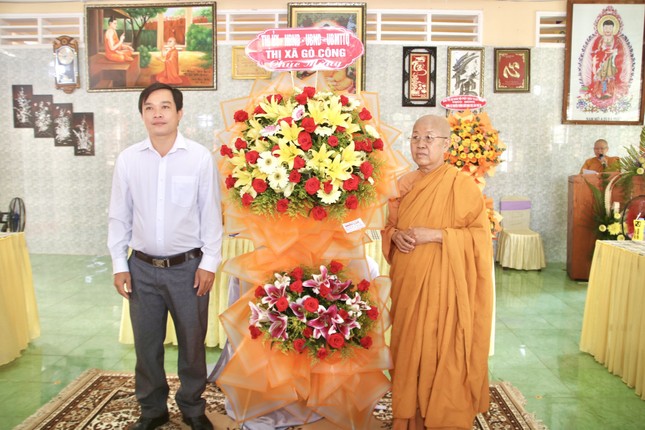 Đại diện lãnh đạo TX.Gò Công tặng hoa chúc mừng Đại diện lãnh đạo TX.Gò Công tặng hoa chúc mừng