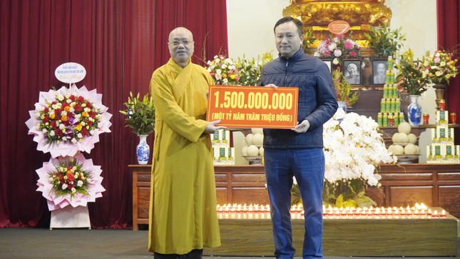 Đại diện Ban Bảo trợ học đường tiếp nhận tịnh tài cúng dường Quỹ &quot;Bảo trợ học đường&quot;