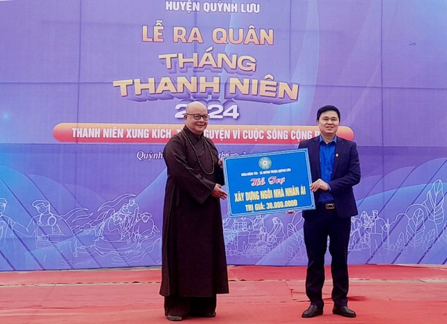 Đại đức Thích Nguyên Quang trao bảng tượng trưng hỗ trợ công trình trong tháng Thanh niên trên địa bàn H.Quỳnh Lưu, Nghệ An