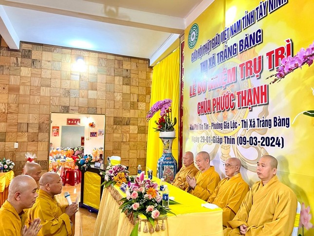 Đại đức Thích Thiện Thức, tân trụ trì chùa Phước Thạnh dâng lời phát nguyện Đại đức Thích Thiện Thức, tân trụ trì chùa Phước Thạnh dâng lời phát nguyện