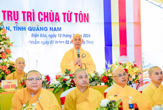 Hòa thượng Thích Huệ Vinh ban huấn từ