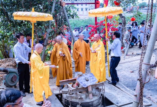 Chư tôn đức cử hành nghi thức sái tịnh khu vực khuôn đúc chuông