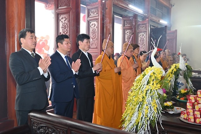 Chư tôn đức và đại biểu chính quyền địa phương dâng hương cầu nguyện Chư tôn đức và đại biểu chính quyền địa phương dâng hương cầu nguyện