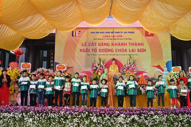 Trao quà đến các em học sinh Trao quà đến các em học sinh