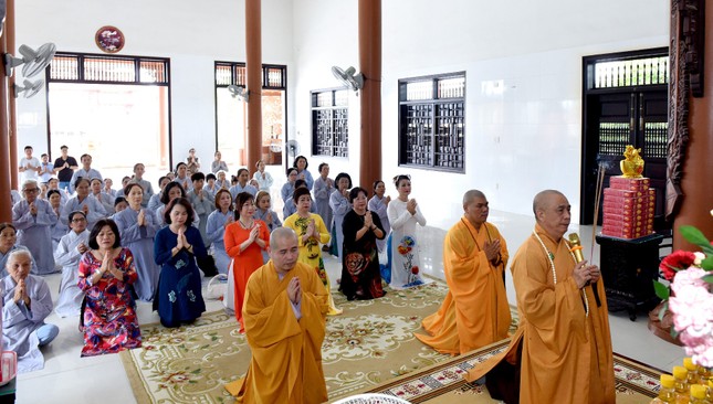 Thượng tọa Thích Tâm Chơn niêm hương, đảnh lễ Tam bảo