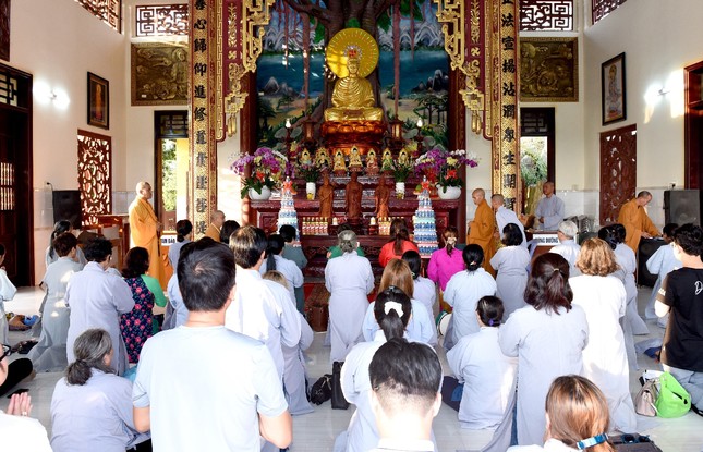 Đoàn đảnh lễ Tam bảo tại chùa Thiên Tràng