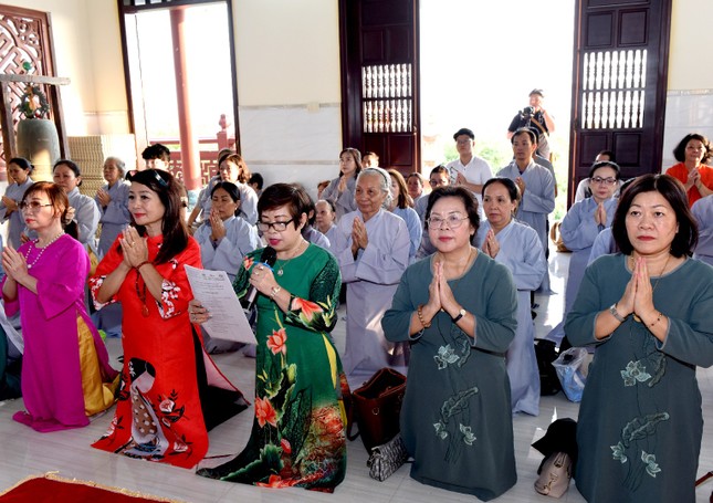 Tại mỗi điểm đến, đại diện Phật tử tác bạch cúng dường