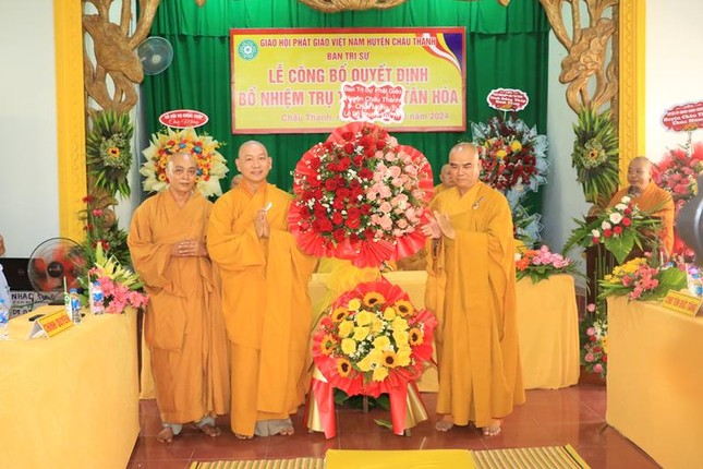 Ban Trị sự Phật giáo H.Châu Thành tặng hoa chúc mừng