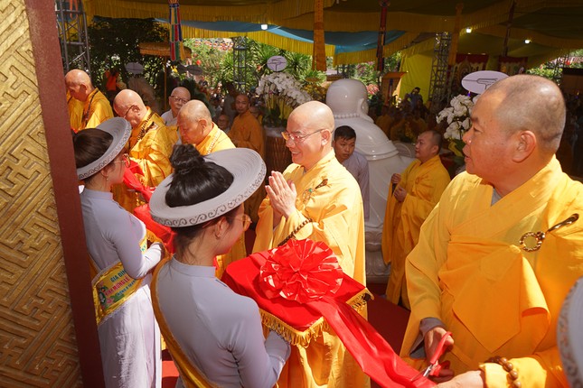 Chư tôn đức cắt băng khánh thành Chư tôn đức cắt băng khánh thành