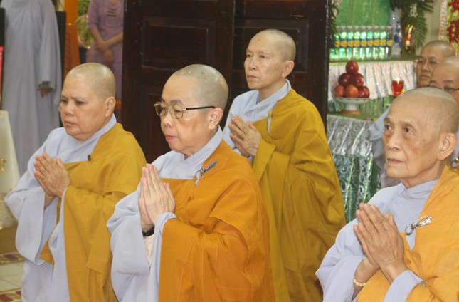 Chư Ni chùa Sắc tứ Huệ Lâm tưởng niệm cố Ni trưởng viện chủ