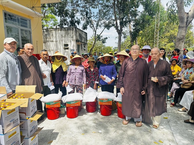 1.600 phần quà được trao tặng đến đồng bào dân tộc tại Kom Tum, Gia Lai, Đắk Lắk