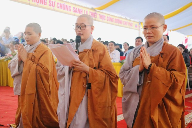 Sư cô Thích nữ Viên Thuần, tân trụ trì chùa Hàn Nguyên dâng lời phát nguyện Sư cô Thích nữ Viên Thuần, tân trụ trì chùa Hàn Nguyên dâng lời phát nguyện