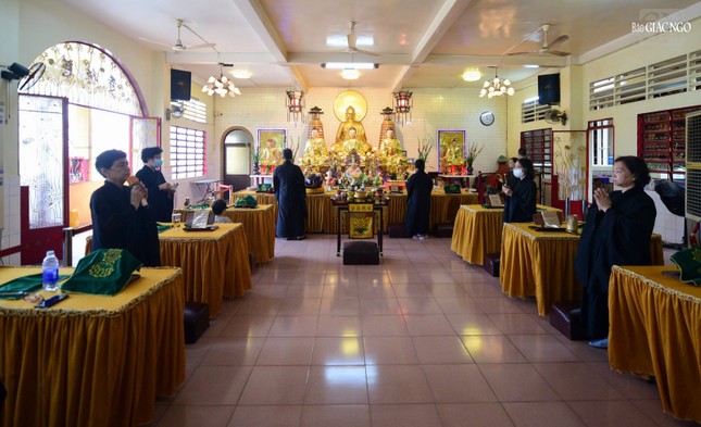 Một khóa lễ của Phật giáo người Hoa trong ngày rằm tại chùa Từ Đức