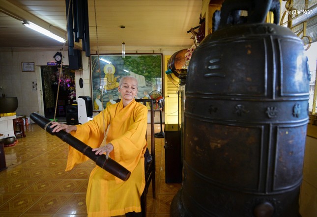 Sư cô Thích nữ Huệ Trí đang thực hiện nghi thức đánh chuông vào 3 giờ chiều
