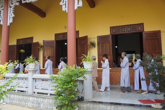 Phật tử kinh hành, niệm Phật