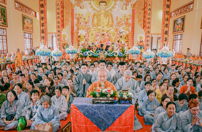 Đại đức Thích Minh Đức, đại diện chùa Phù Sơn dâng lời tác bạch Đại đức Thích Minh Đức, đại diện chùa Phù Sơn dâng lời tác bạch