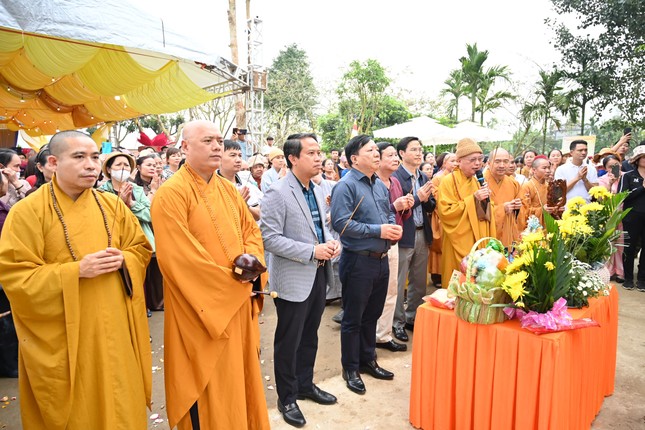 Chư tôn đức, đại biểu chính quyền niêm hương bạch Phật