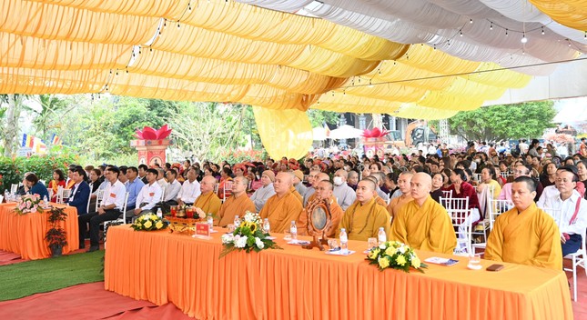 Chư tôn đức Tăng Ni, đại biểu, Phật tử tham dự buổi lễ