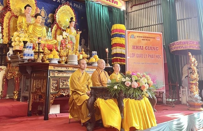 Chư tôn đức chứng minh lễ khai giảng