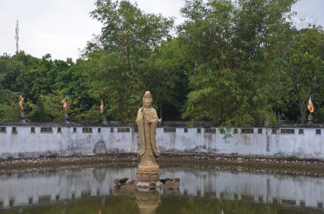 Tượng Quán Âm Bồ-tát đứng sừng sững giữ hồ trong khuôn viên tổ đình Viên Minh - chùa Ráng (H.Phú Xuyên, TP.Hà Nội)
