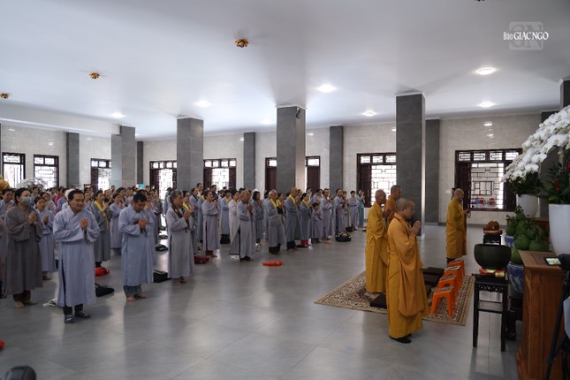 Chư Tăng hướng dẫn Phật tử đảnh lễ Tam bảo