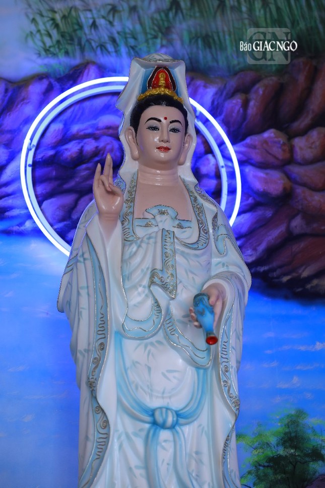 Mắt thương ngài nhìn cuộc đời/ Thường hằng bi quán vớt người trầm luân - Đức Quán Âm tại chùa Phước Huệ (TP.Phan Rang, Ninh Thuận)