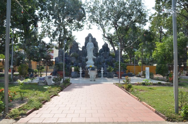 Tượng Quán Âm Bồ-tát trong khuôn viên tổ đình Giác Lâm (Q.Tân Bình, TP.HCM)...