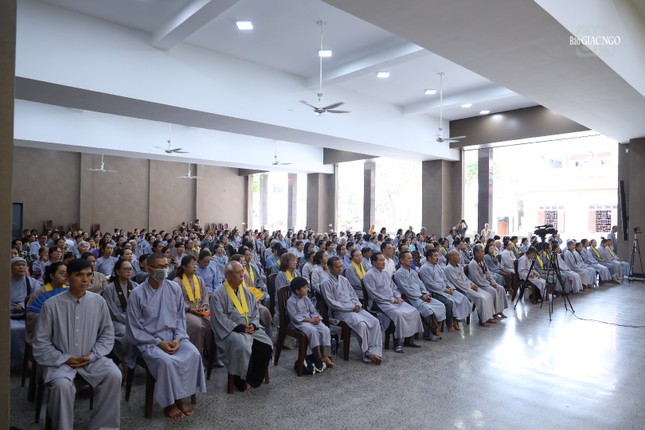 Gần 400 Phật tử tham dự khóa tu