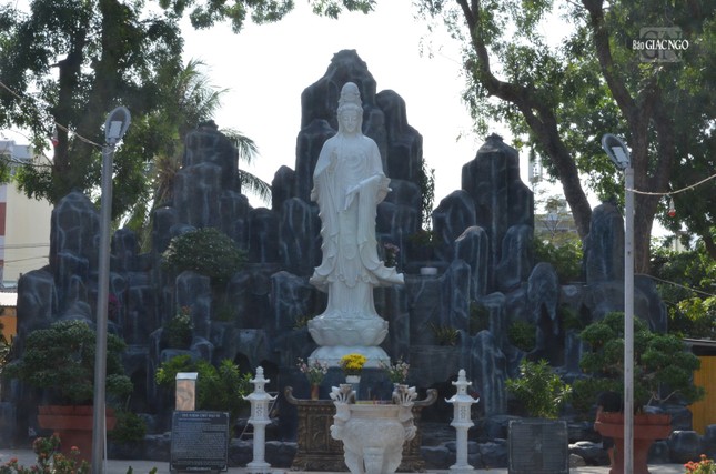 ... Tượng được tạo bằng đá non nước, cao hơn 4m, được an vị vào năm 2022. Tay phải Ngài bắt ấn, tay trái cầm bình cam lộ, phía sau là ngọn giả sơn